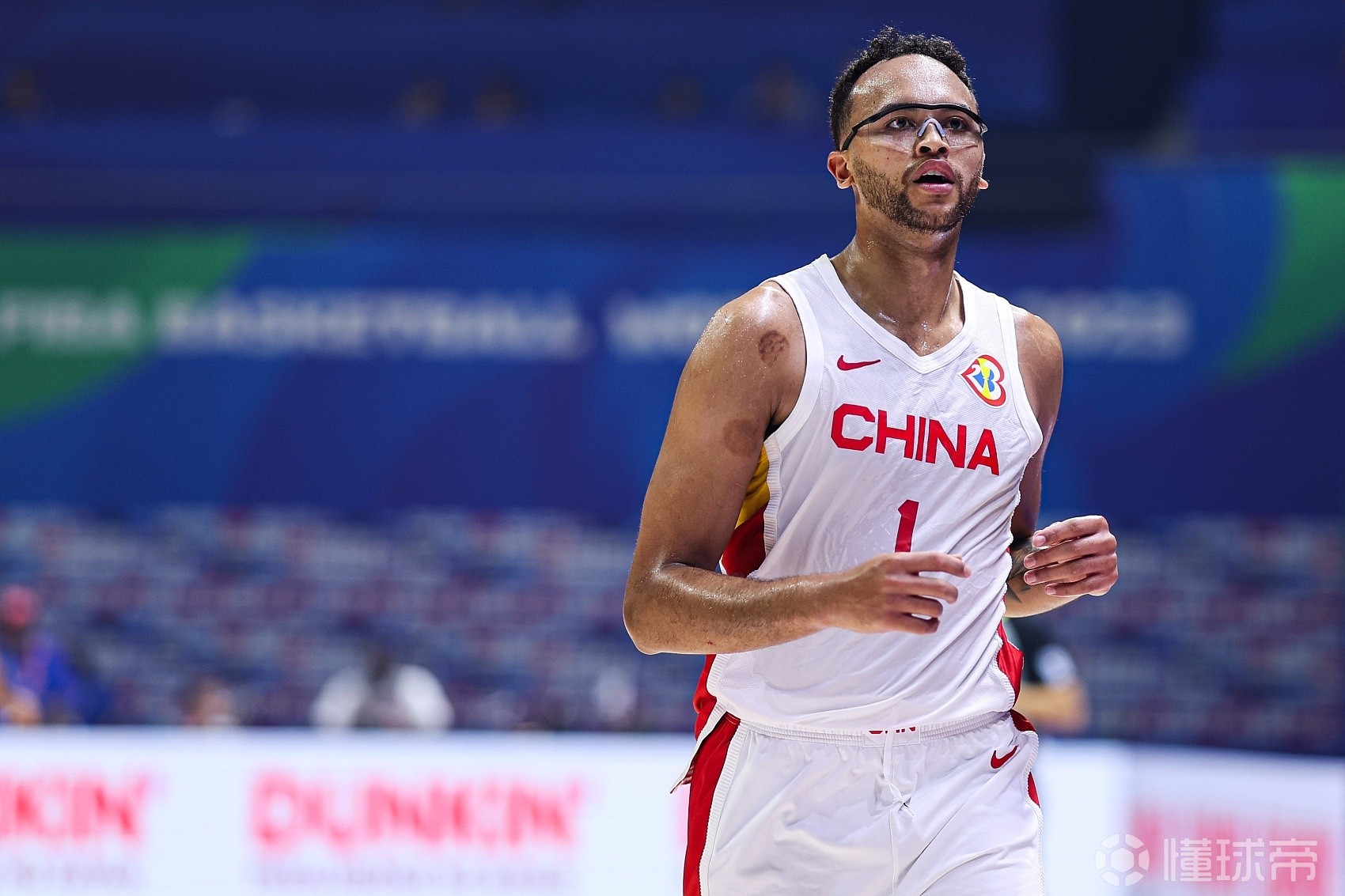 李凯尔:中国男篮大部分球员都会英文,就赵继伟和周鹏不会说